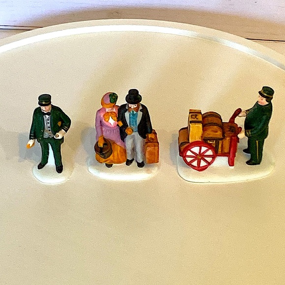 DEPARTMENT 56 - Holiday Travelers - Heritage Village - Dickens Village - Picture 4 of 8